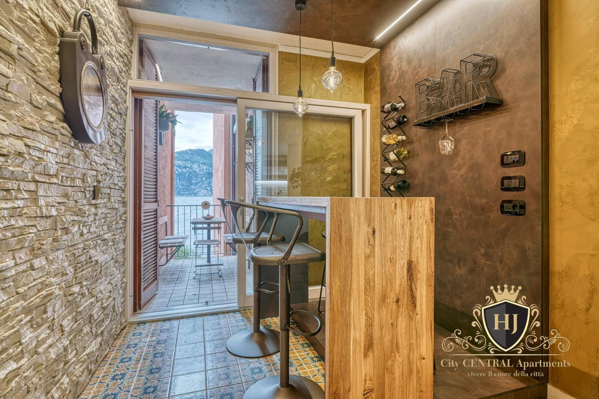 City Central Apartment Romantic Lakefront Balcony - Malcesine - Porto Vecchio 11 Exteriör bild
