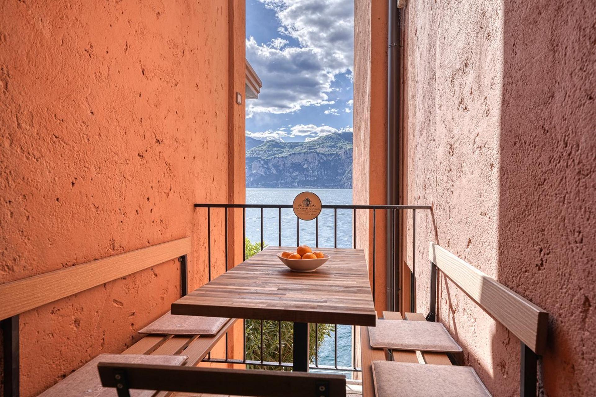 City Central Apartment Romantic Lakefront Balcony - Malcesine - Porto Vecchio 11 Exteriör bild