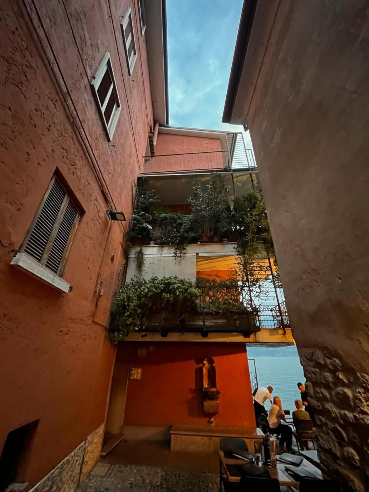 City Central Apartment Romantic Lakefront Balcony - Malcesine - Porto Vecchio 11 Exteriör bild